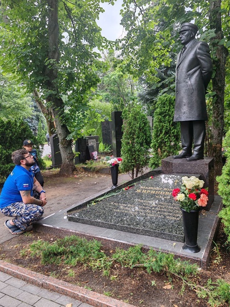 Координатор Джидинского МО ЛДПР посетил могилу В. В. Жириновского