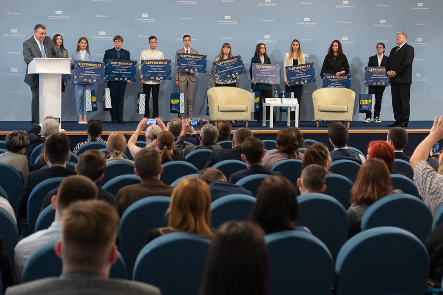 ЛДПР - партия молодых! Леонид Слуцкий вручил сертификаты призерам конкурса УМЦ 