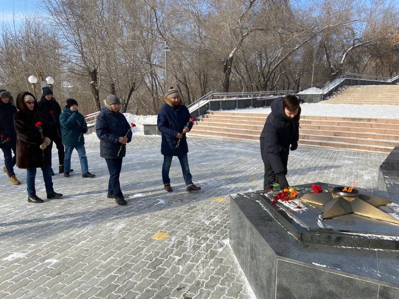 В День воинской славы России Бурятские партийцы возложили цветы к Мемориалу победы