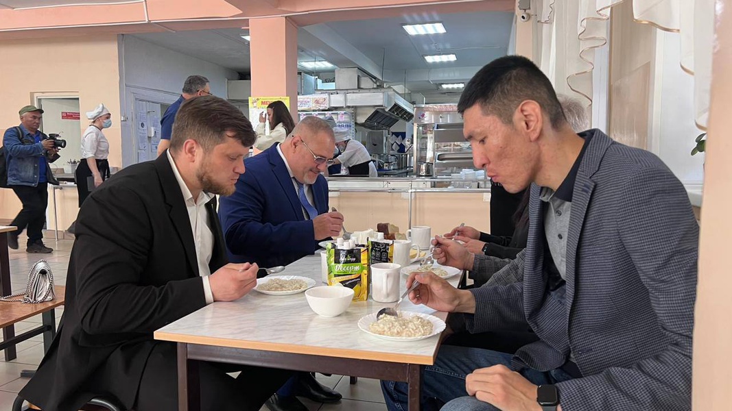 Депутат проверил качество питания в школьных столовых Улан-Удэ