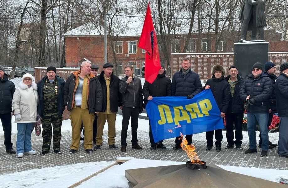 Память о героях: представители ЛДПР в Подмосковье возложили цветы в Одинцово