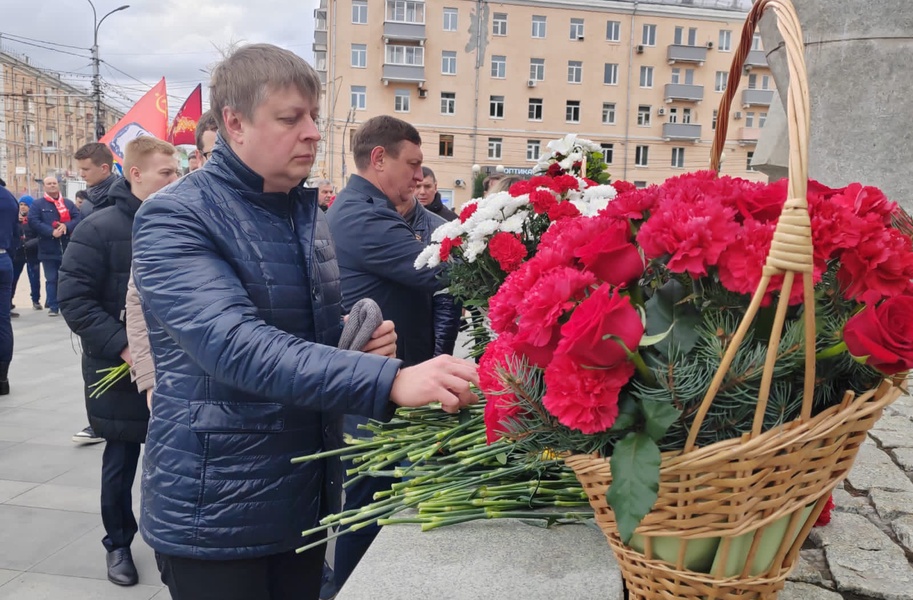 Координатор Рязанского РО ЛДПР Максим Мустафин принял участие в возложении цветов к Монументу Победы