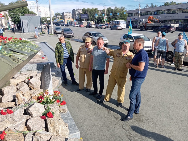 Депутаты ЛДПР поздравили "афганцев" с Днём ВДВ 