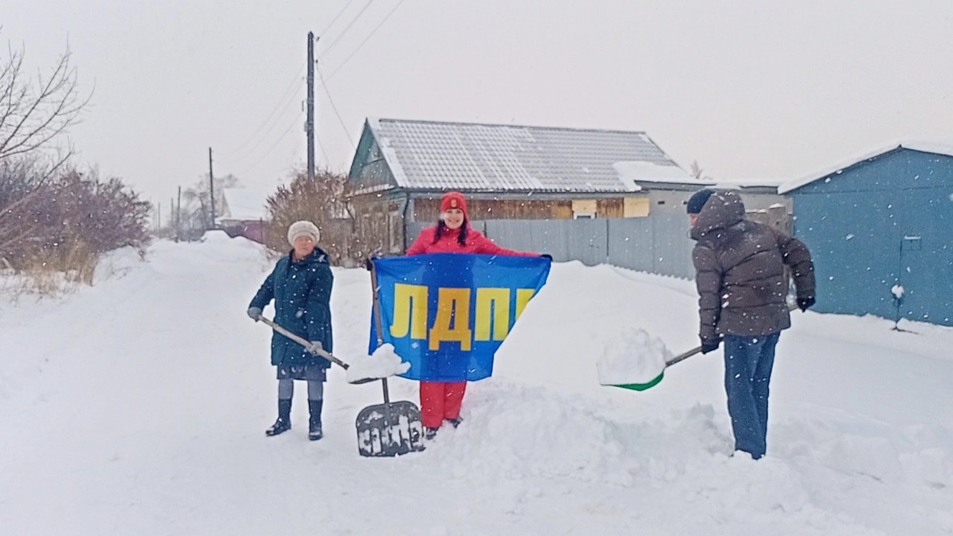 Волонтёры ЛДПР помогли с уборкой снега 