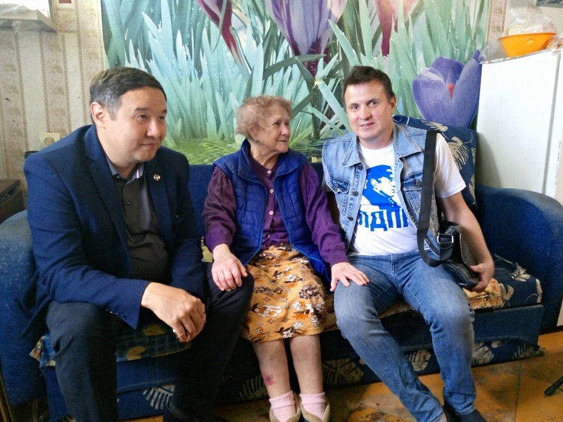 Активисты ЛДПР поздравили ветерана с 94-летием 