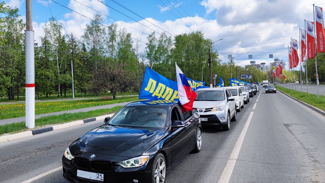 Активисты ЛДПР 1 мая организовали автопробег 