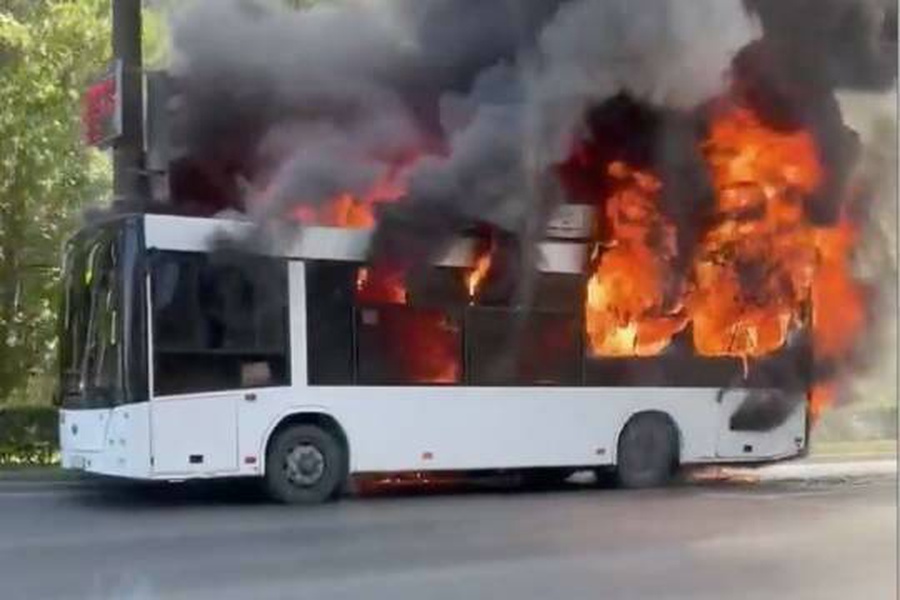 В Чебоксарах загорелся пассажирский автобус