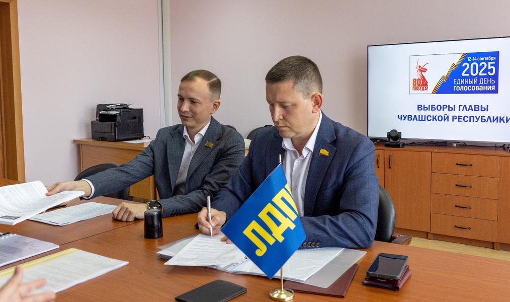 Константин Степанов подал документы в Избирательную комиссию для участия в выборах главы республики