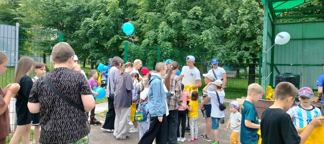 Праздник детства и добра: Активисты ЛДПР отметили День защиты детей на улице 50 лет Октября