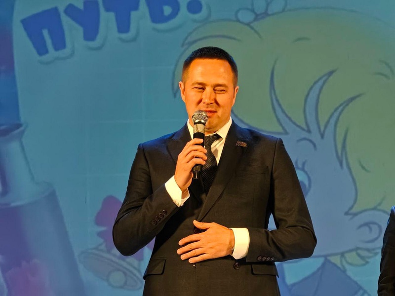 Алексей Сапожников поздравил выпускников своей родной школы №18 с Последним звонком