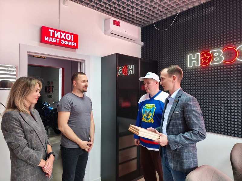 Активисты ЛДПР поздравили с Днем радио работников отраслей связи