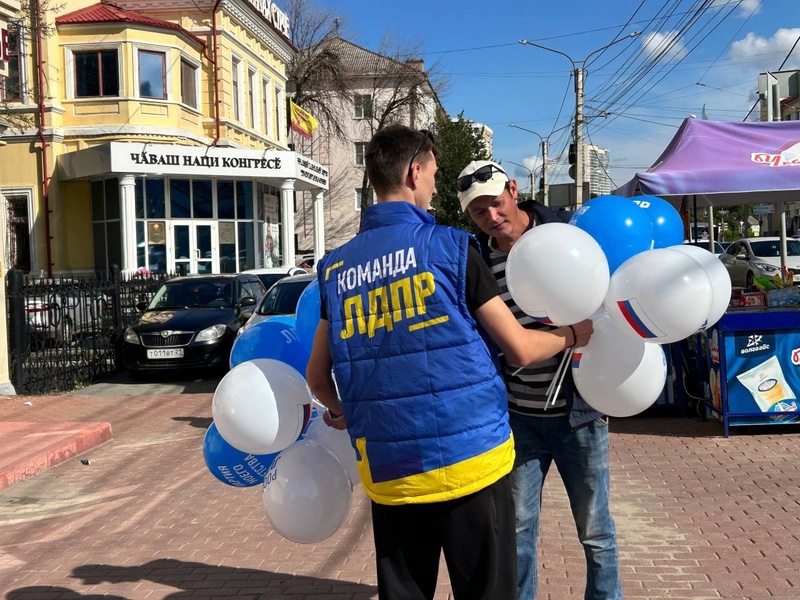 Активисты ЛДПР поздравили жителей с Днём Российского флага