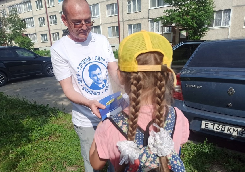 Активисты ЛДПР поздравили учащихся и педагогов Ядринской школы искусств с Днём Русского Языка 