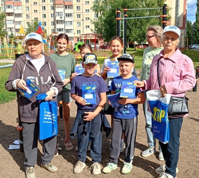 Активисты ЛДПР в Новочебоксарске пожелали успехов школьникам перед новым учебным годом