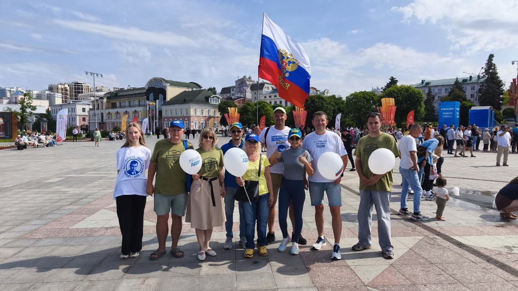 Активисты ЛДПР поздравили жителей и гостей Чебоксар с Днём России!
