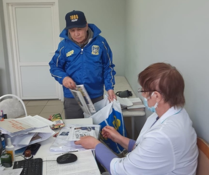 Активисты партии поздравили медицинских сестер с профессиональным праздником