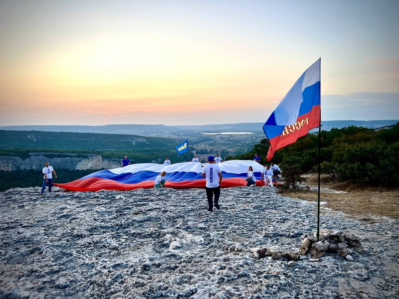 В Крыму на массиве Качи-Кальон растянули 120-метровый Флаг России