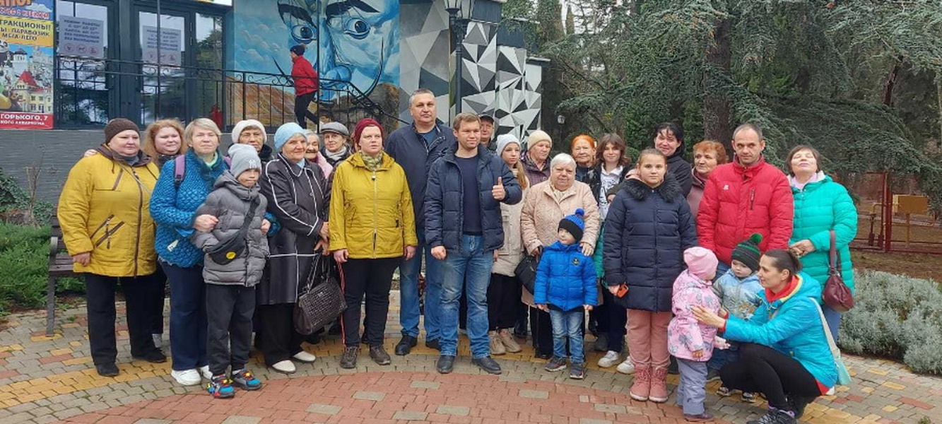 Алуштинские партийцы организовали экскурсию для горожан с ограниченными физическими возможностями