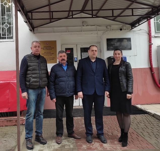 Представители ЛДПР передали в МЧС Крыма гуманитарную помощь для жителей Херсонской области