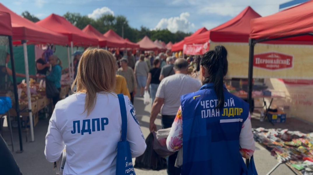 Крымские партийцы пообщались с жителями Симферополя