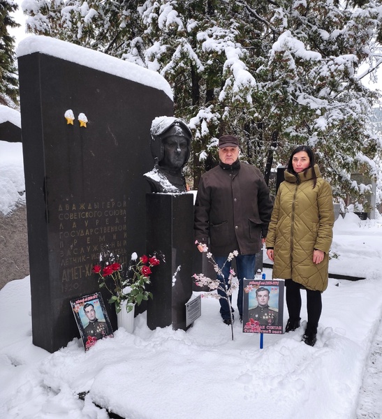 Представители ЛДПР в Крыму почтили память героя-летчика Амет-Хана Султана