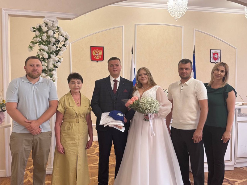 Молодожены и золотые пары: ЛДПР разделила с крымчанами радость Дня семьи 