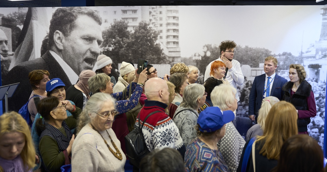 Дочь Владимира Жириновского провела экскурсию по выставке «ЛДПР: 35 лет с народом»