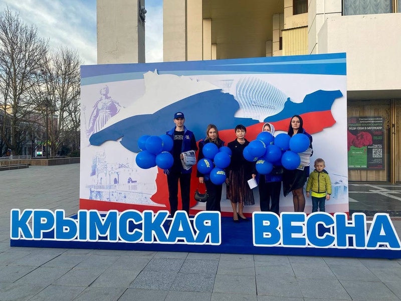 В День общекрымского референдума крымские активисты партии вышли поздравить крымчан