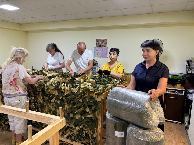 ЛДПР в Крыму помогла мастерицам маскировки