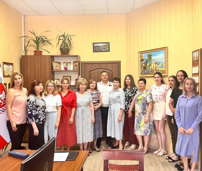 Крымские партийцы поздравили сотрудников миграционной службы с профессиональным праздником