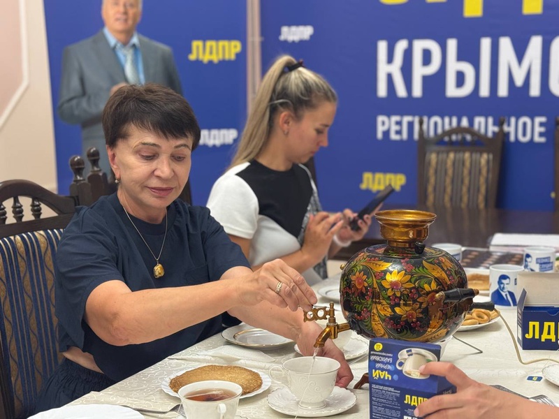 Самовар, блинчики и пироги: крымские партийцы создали атмосферу единства