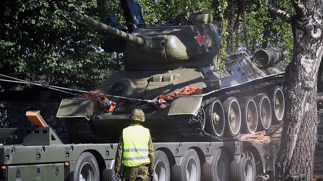 Псковичи призвали отдать им танк-символ Победы, демонтированный в Нарве