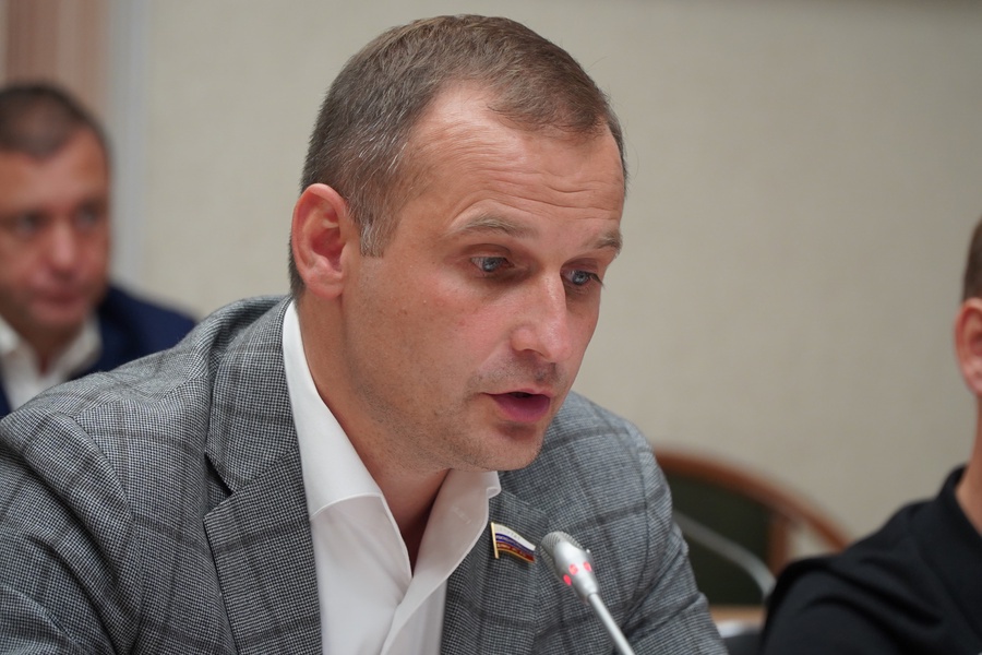Синтетический никотин в вейпах вызывает более сильную зависимость, напомнил Леонов
