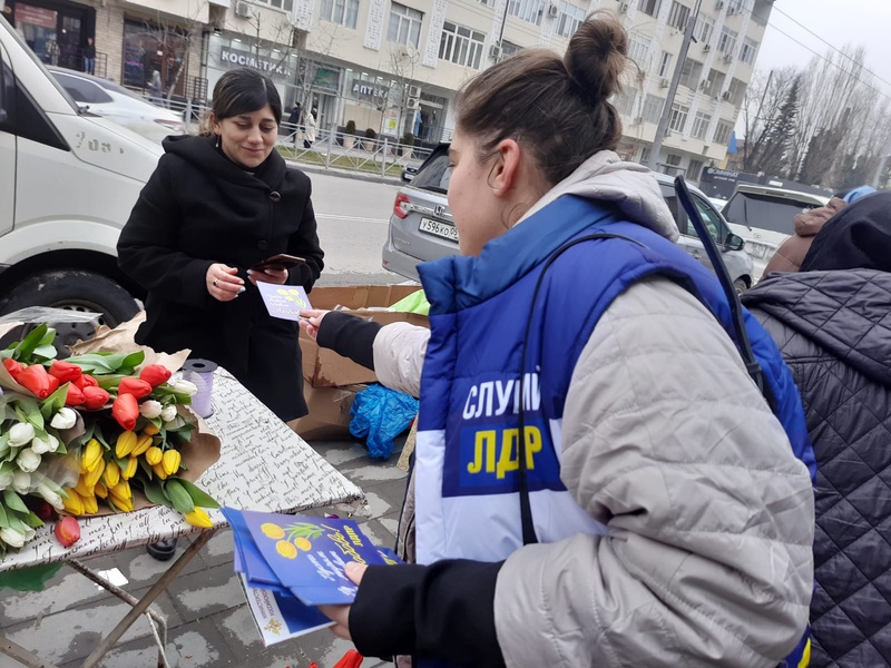 Активисты ЛДПР провели пикет на Цветочном рынке Махачкалы