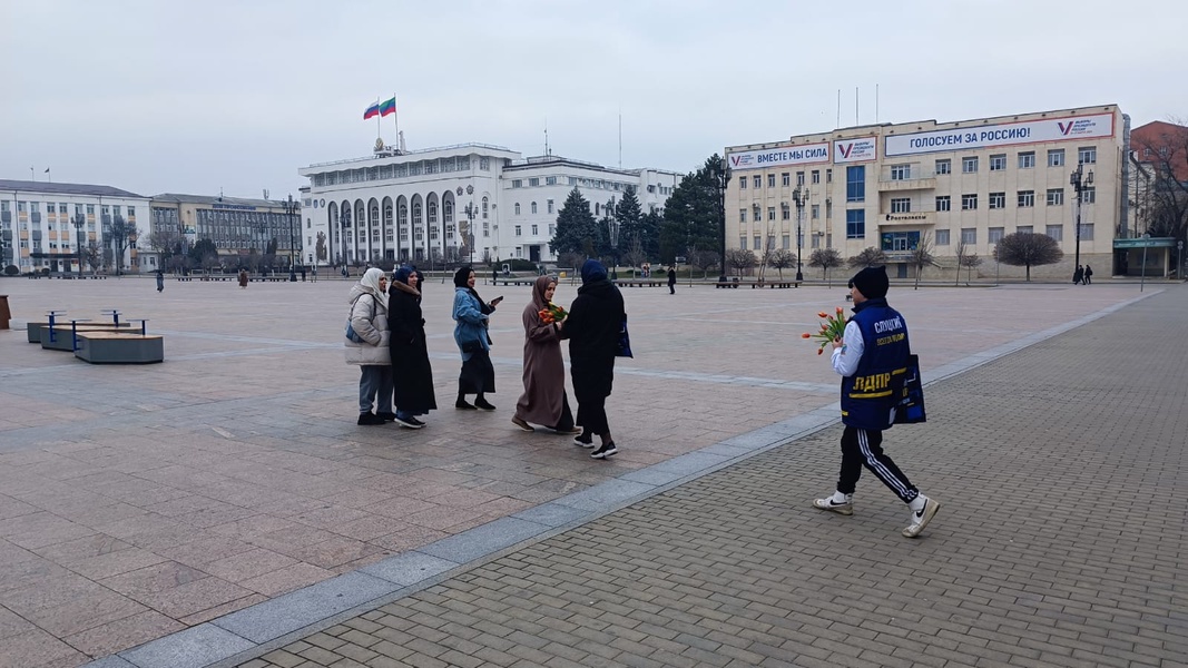 Представители ЛДПР поздравили махачкалинок на Площади имени Ленина