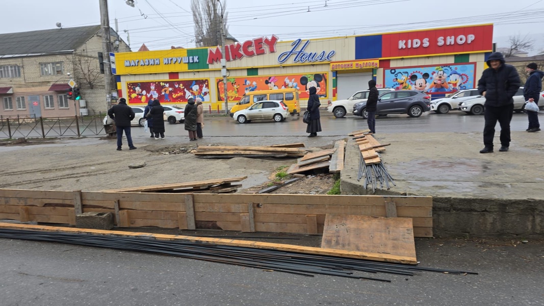 Жители Махачкалы пожаловались партийцам на застройку остановки в центре города