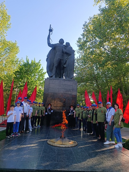 Дагестанские партийцы почтили память павших воинов у Вечного огня