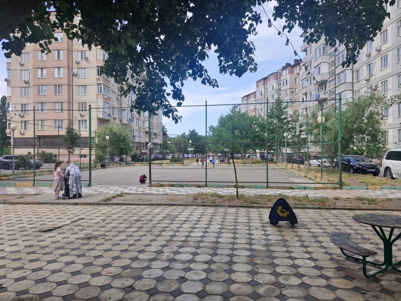 Юные махачкалинцы просят установить во дворах детские площадки