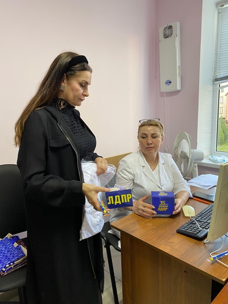 Активисты ЛДПР поздравили медиков с их профессиональным днем