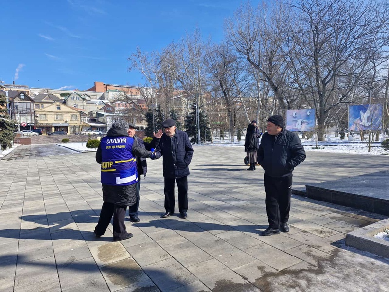 Активисты ЛДПР поздравили мужчин с Днём защитников отечества