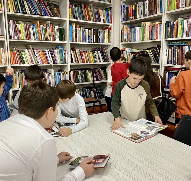 Активисты ЛДПР провели экскурсию в библиотеку для школьников