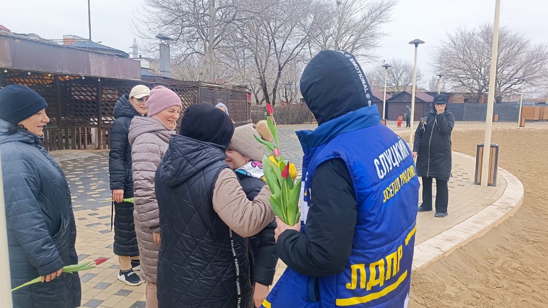 Представители ЛДПР поздравили женщин на пляже «Березка» в Махачкале