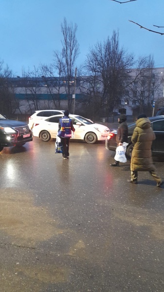 Раздача фиников и воды от ЛДПР прошла на улице Магомеда Ярагского в Махачкале