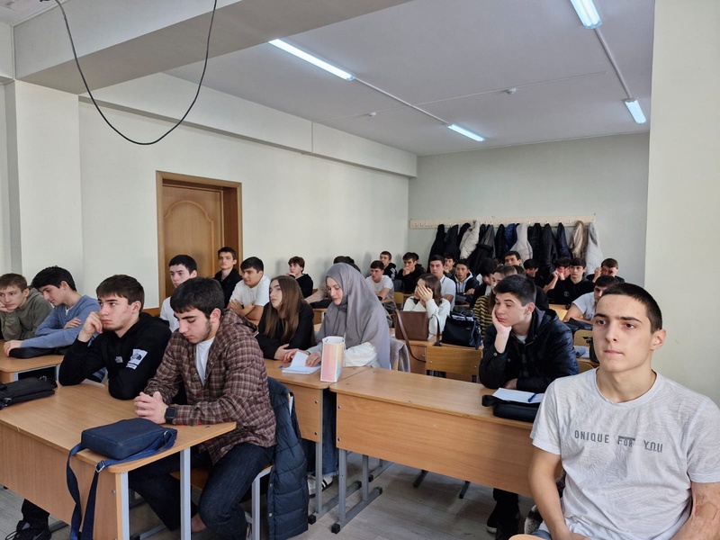 ЛДПР в Дагестане поздравила учащихся инновационного колледжа с Международным днем студента