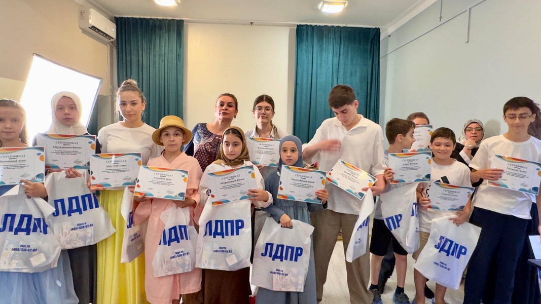 Активисты ЛДПР поздравили с выпуском будущих ораторов