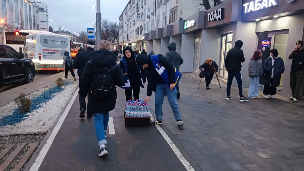 Представители ЛДПР раздавали воду и финики