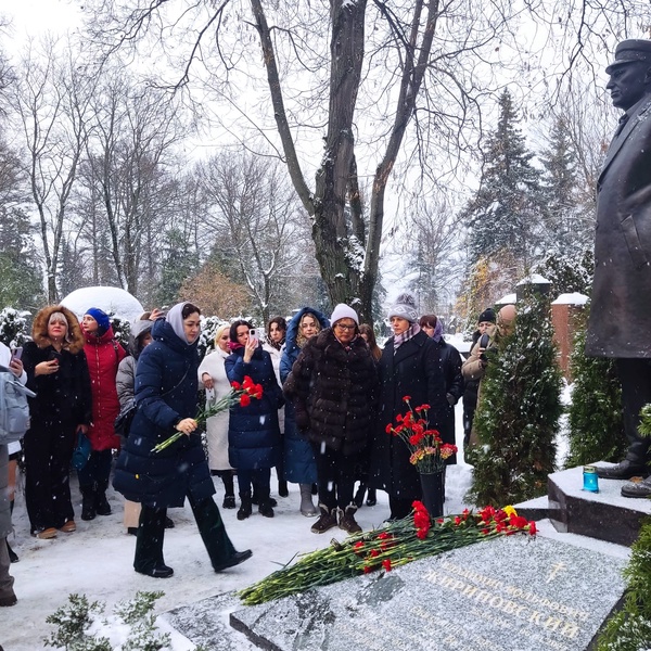 Мадина Ибрагимова возложила цветы на могилу В.В. Жириновского