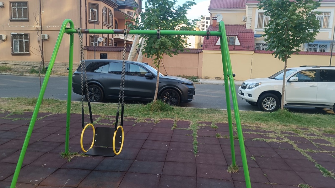 Активисты ЛДПР проверили состояние детской площадки в Махачкале   