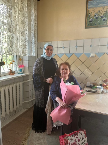 Депутат ЛДПР Жанна Салиева поздравила заслуженного работника соцслужбы с профессиональным праздником