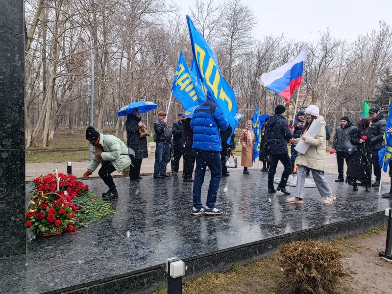 Активисты ЛДПР возложили венки к Памятнику Воину-освободителю